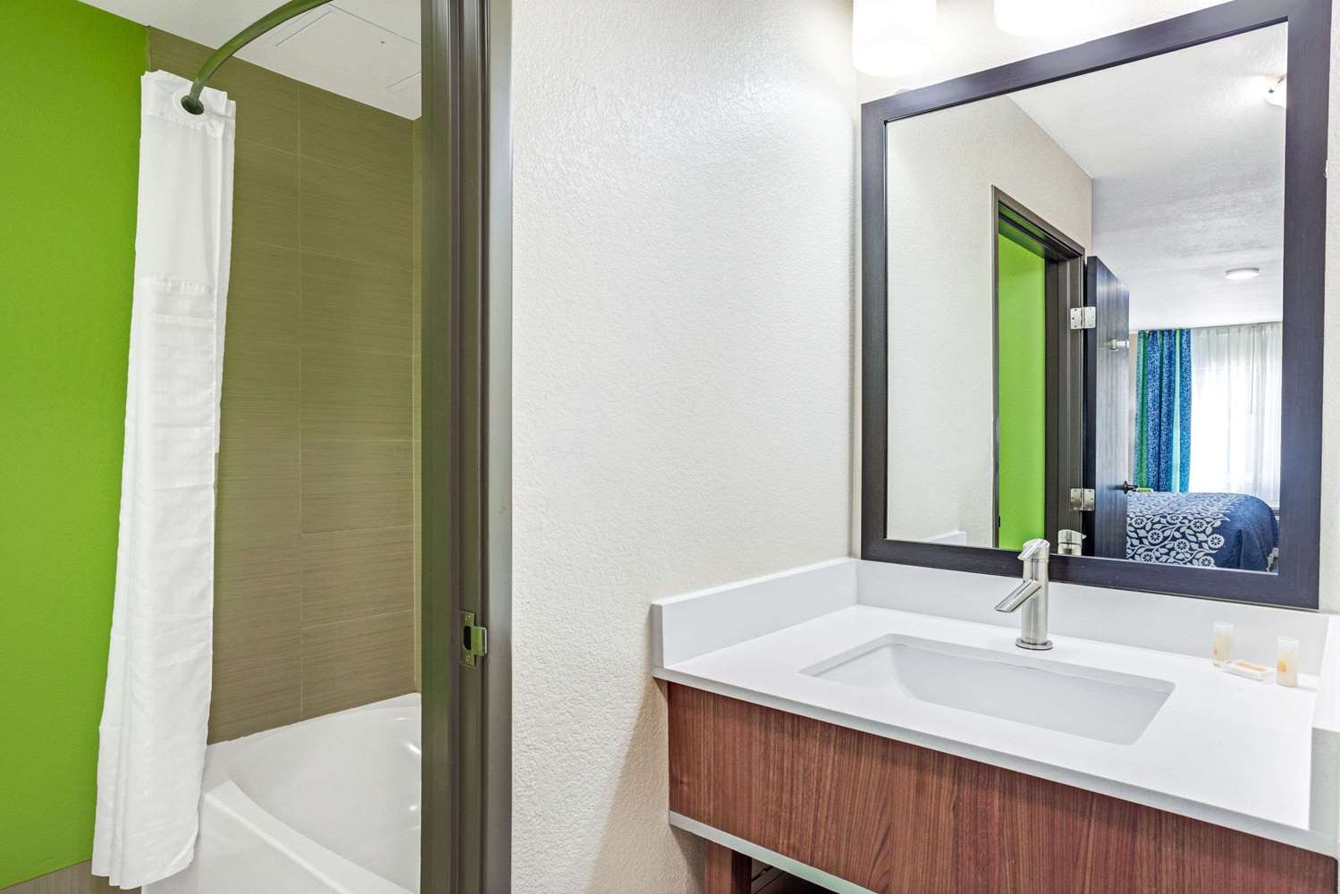 Arya Inn & Suites Farmers Branch 18/19