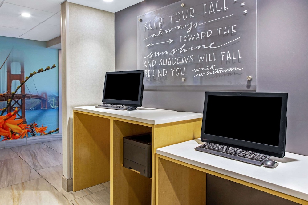 La Quinta Inn & Suites by Wyndham San Francisco Airport N 16/23