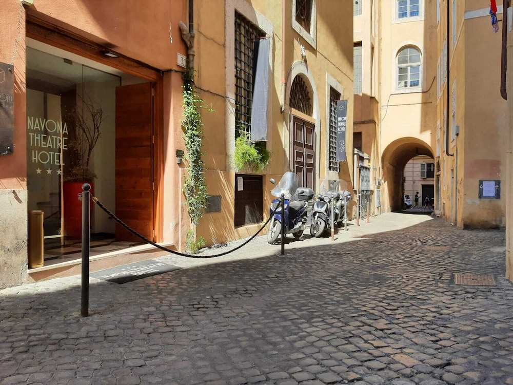 Navona Theatre Hotel 48/54