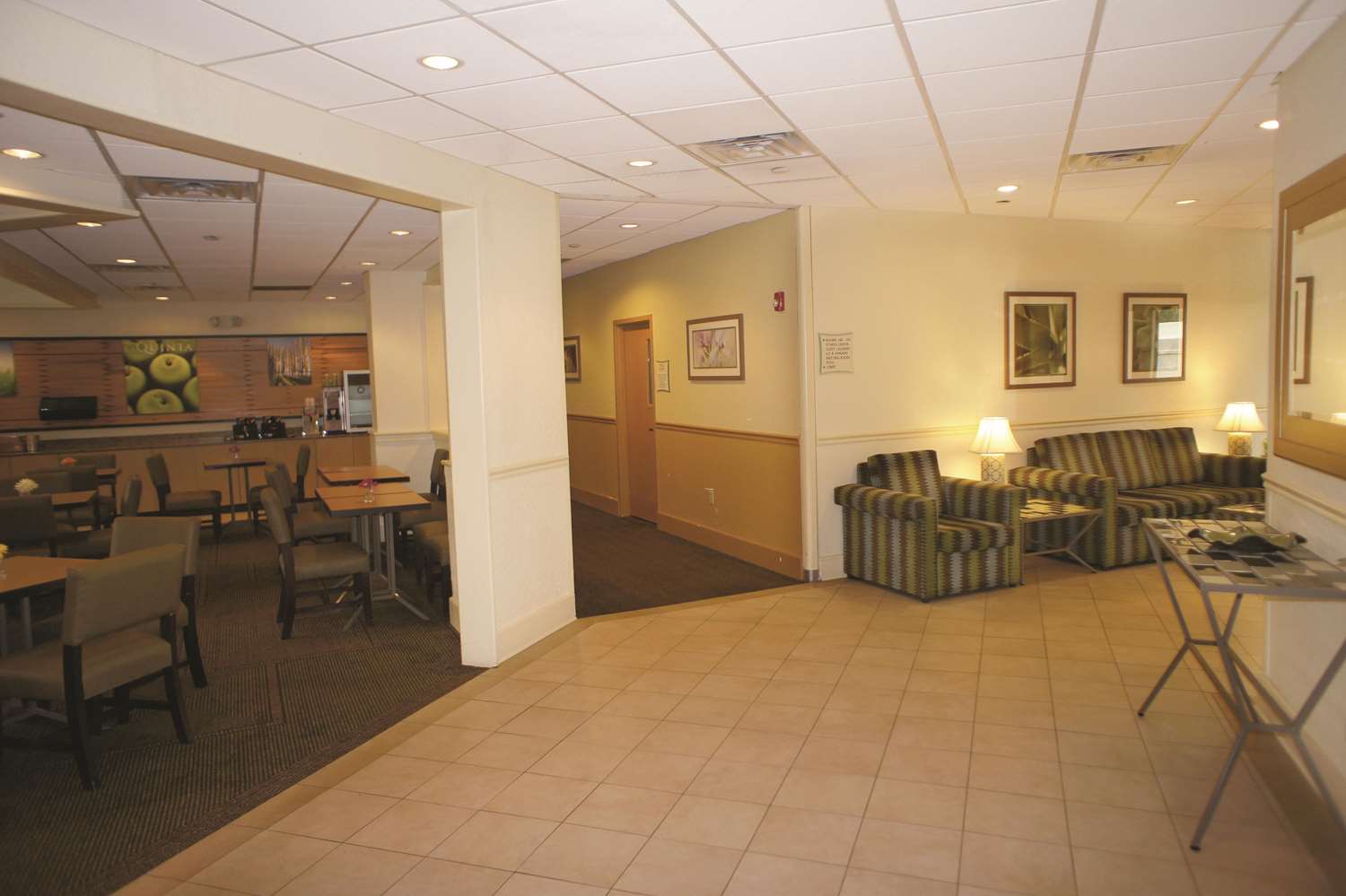La Quinta Inn & Suites by Wyndham Nashville Airport/Opryland 35/38