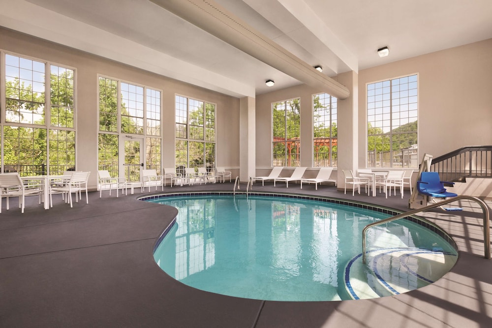 Country Inn & Suites by Radisson, Pigeon Forge South, TN 3/40