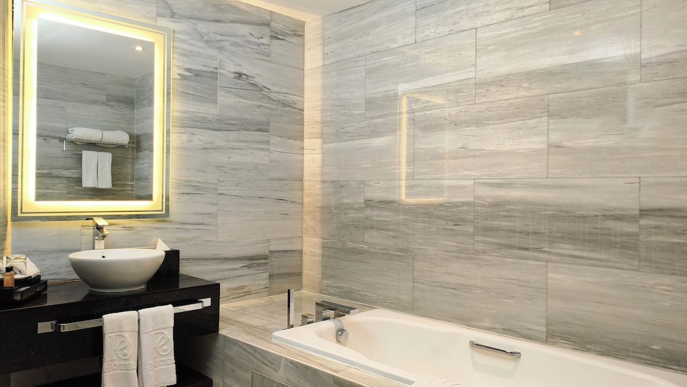 Suite, 3 King Beds, Po Hotel Semarang 5/6