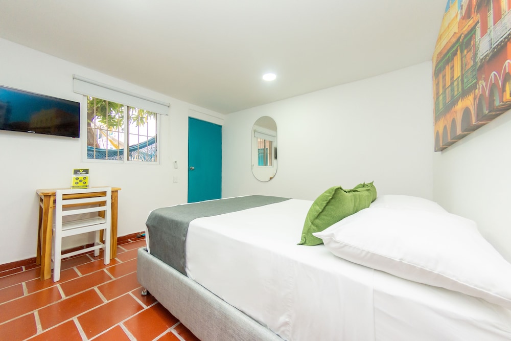 ROOM, DOUBLE BED