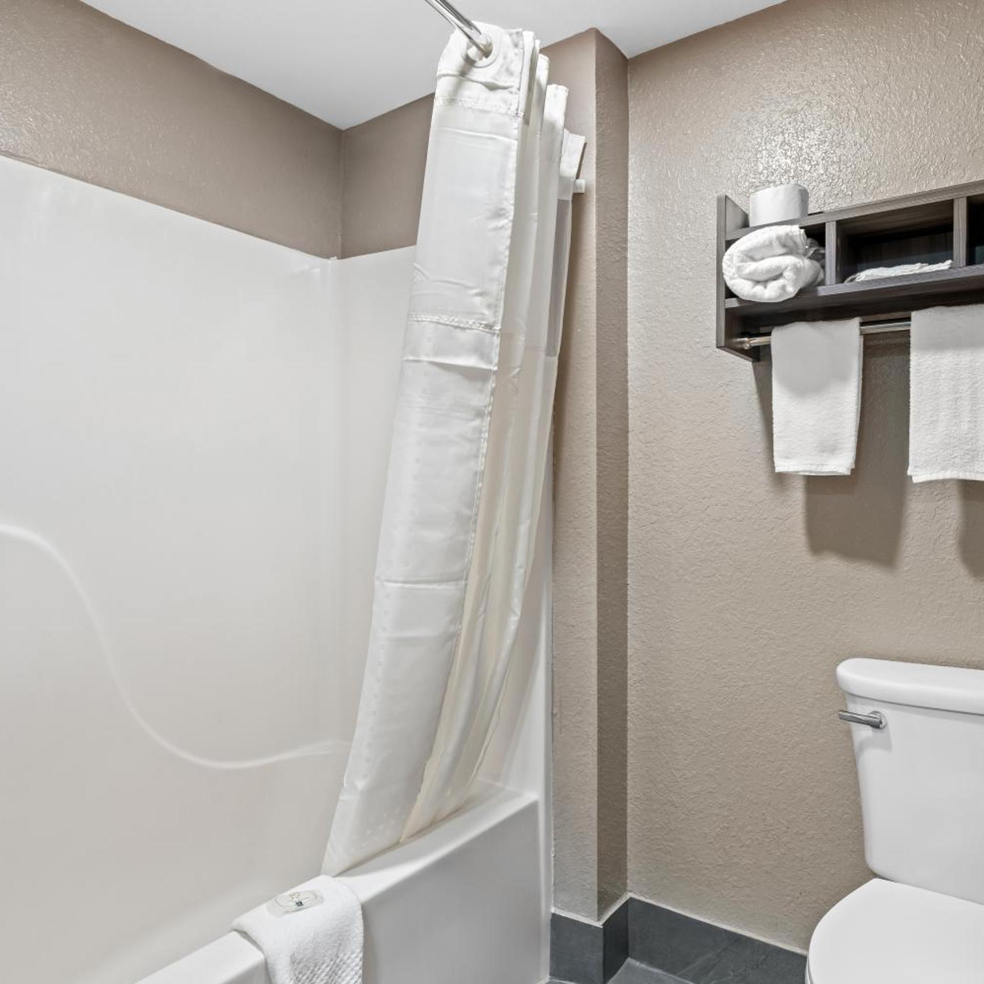 جناح كبير بسرير كينج، Quality Inn & Suites Biloxi - Ocean Springs 6/7