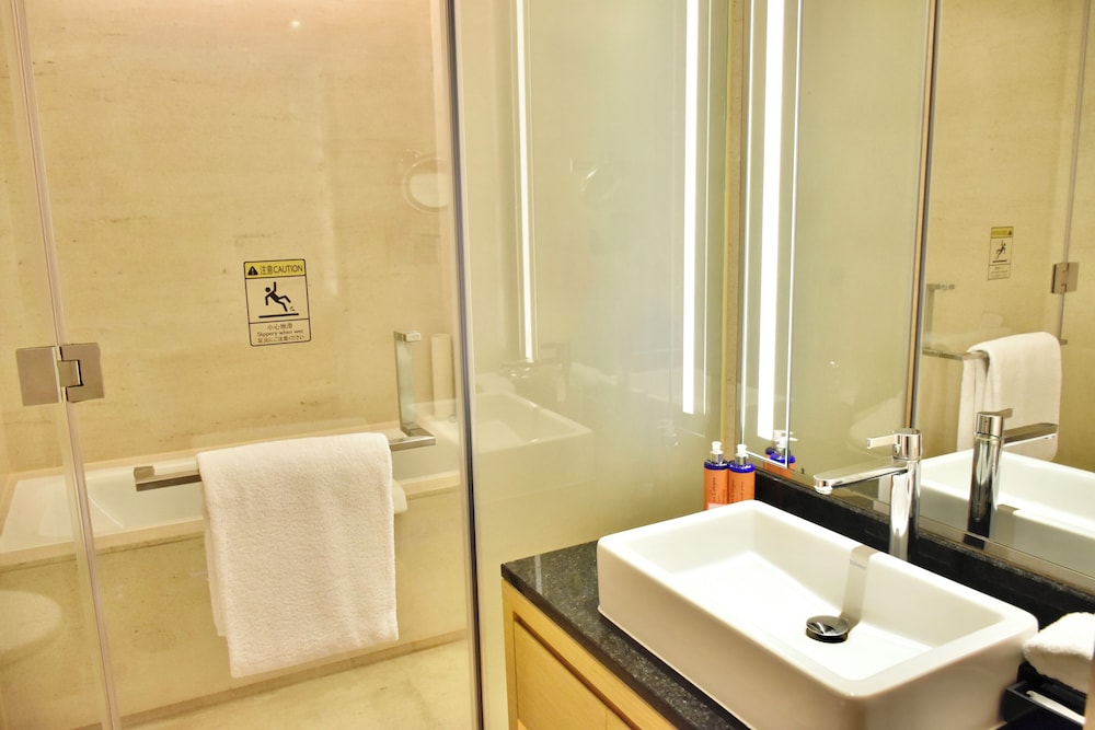 EXECUTIVE, STUDIO, KING BED