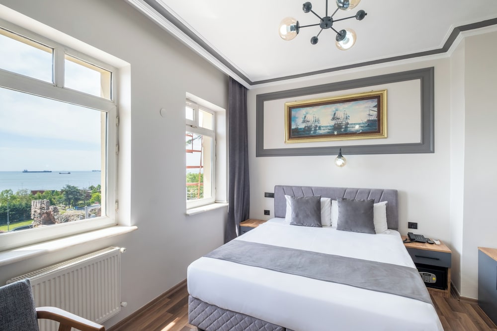 Deluxe, Triple, 1 Double and 1 Single Bed, Sea View