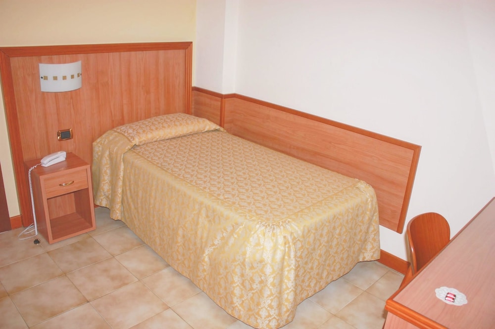 Piccolo Hotel 25/34