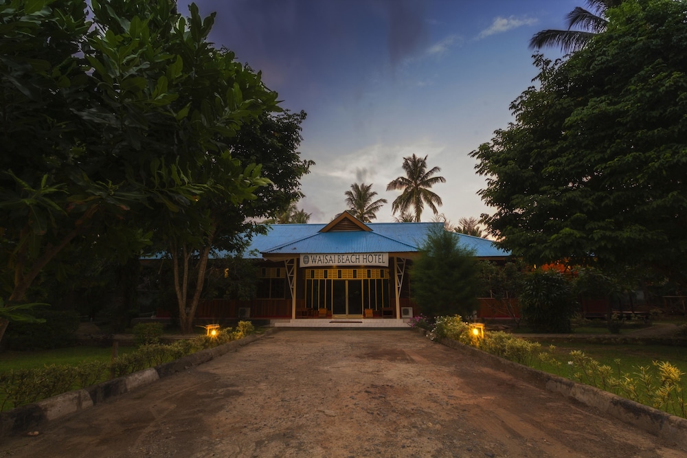 Waisai Beach Hotel 4/8