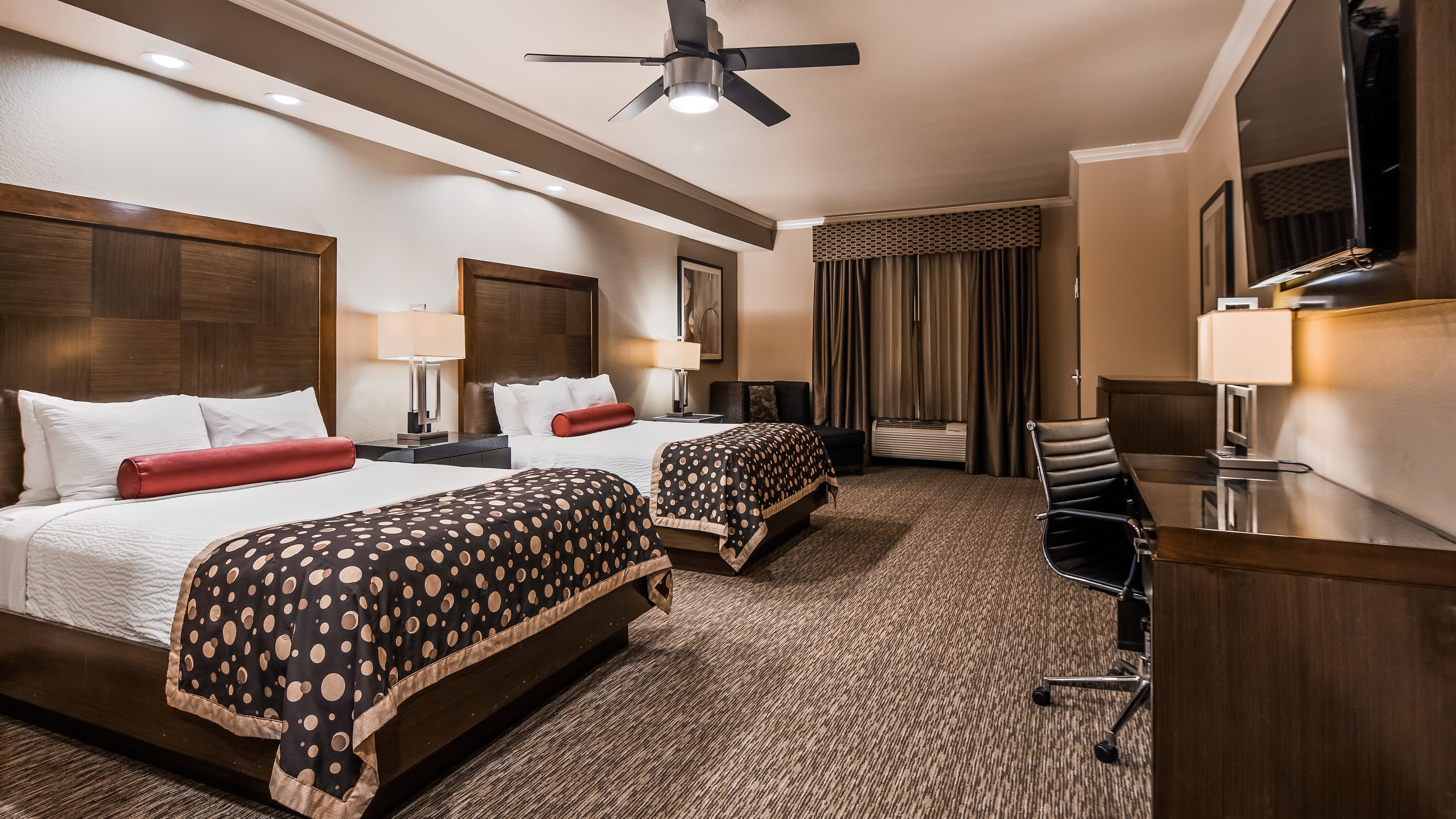 Best Western Premier Crown Chase Inn and Suites 28/70