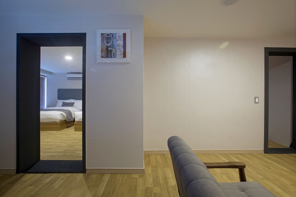 El Hotel 25/49