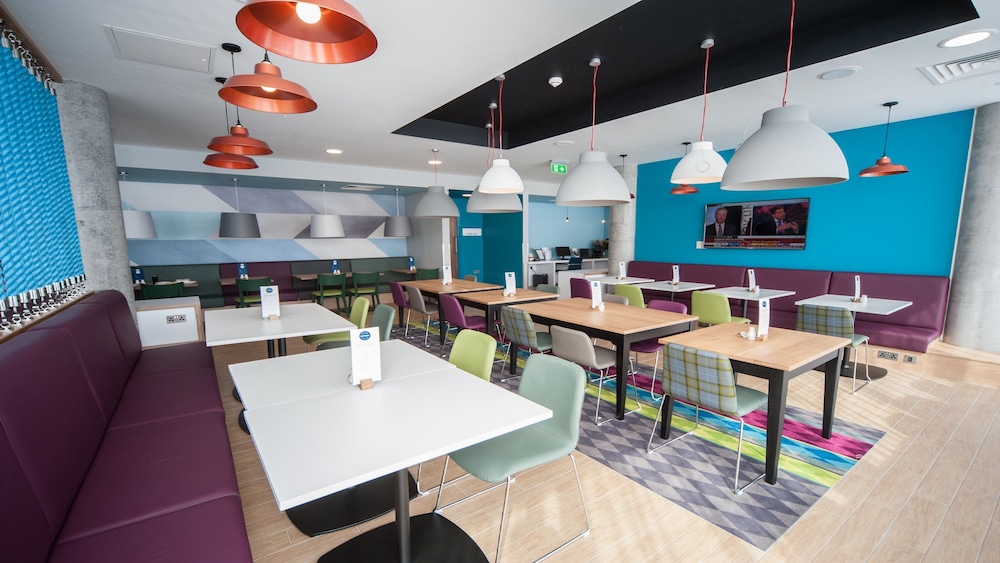 Holiday Inn Express Aberdeen Airport 64/72