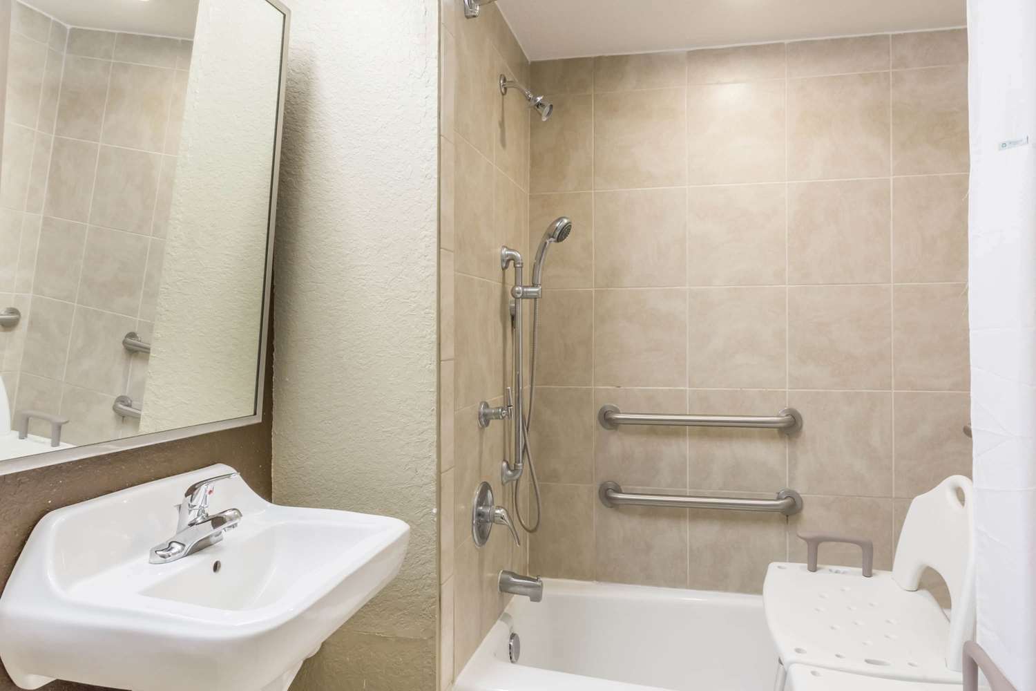 Microtel Inn & Suites by Wyndham Jacksonville Airport 40/40