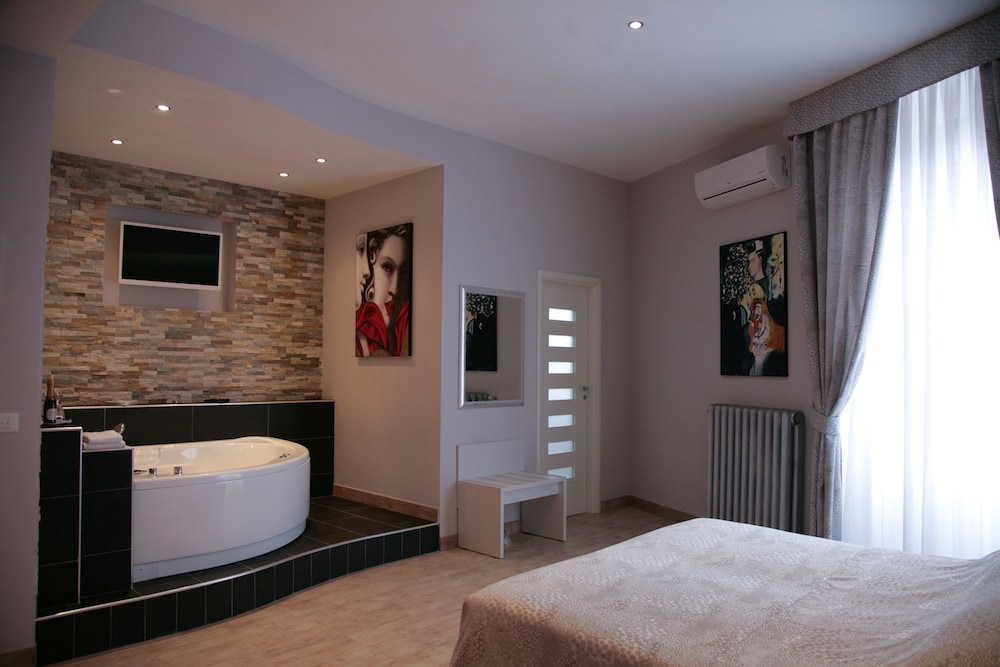 Five Rooms Rome 21/63