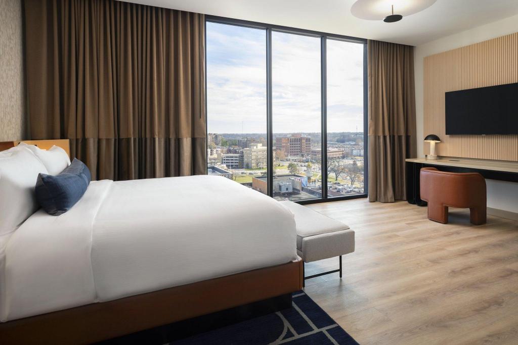 1 Bedroom, Signature, Bellavista, Suite, King Bed, Plaza View, City View, Sofa, Peloton