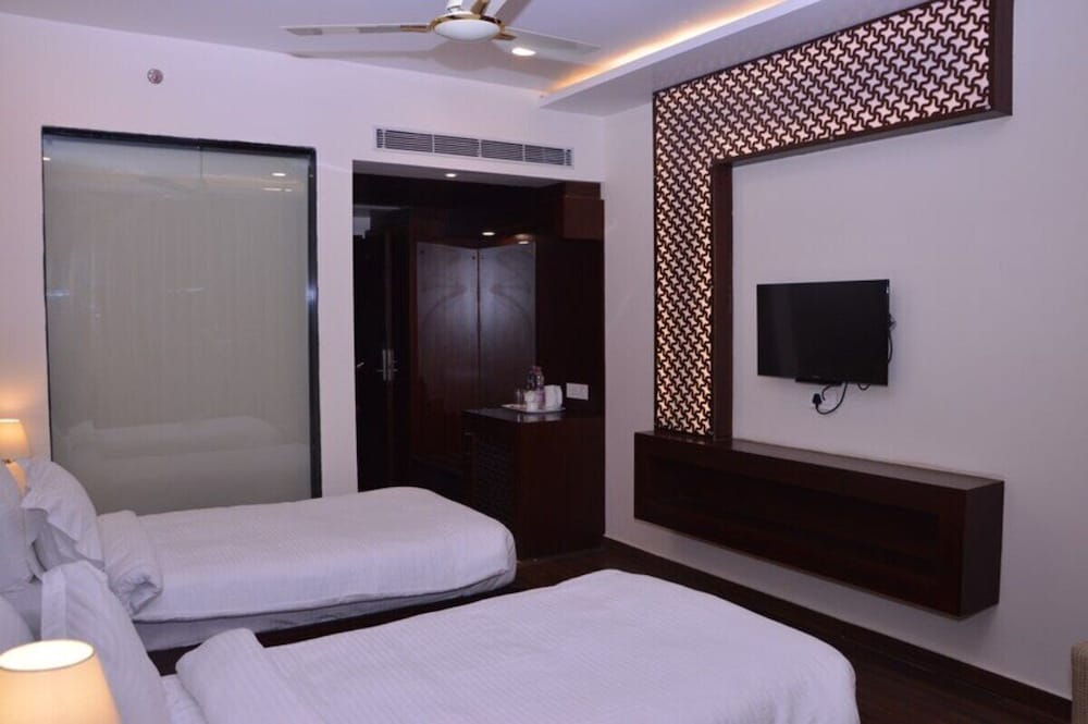 OYO Premium JHV Mall Cantonment 15/30