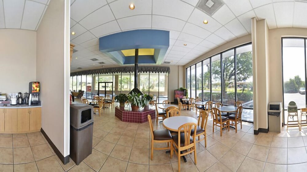 Days Inn by Wyndham - St. George, SC 28/41