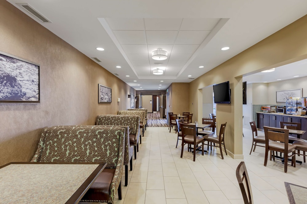 Best Western Plus Walkerton Hotel and Conference Centre 34/43