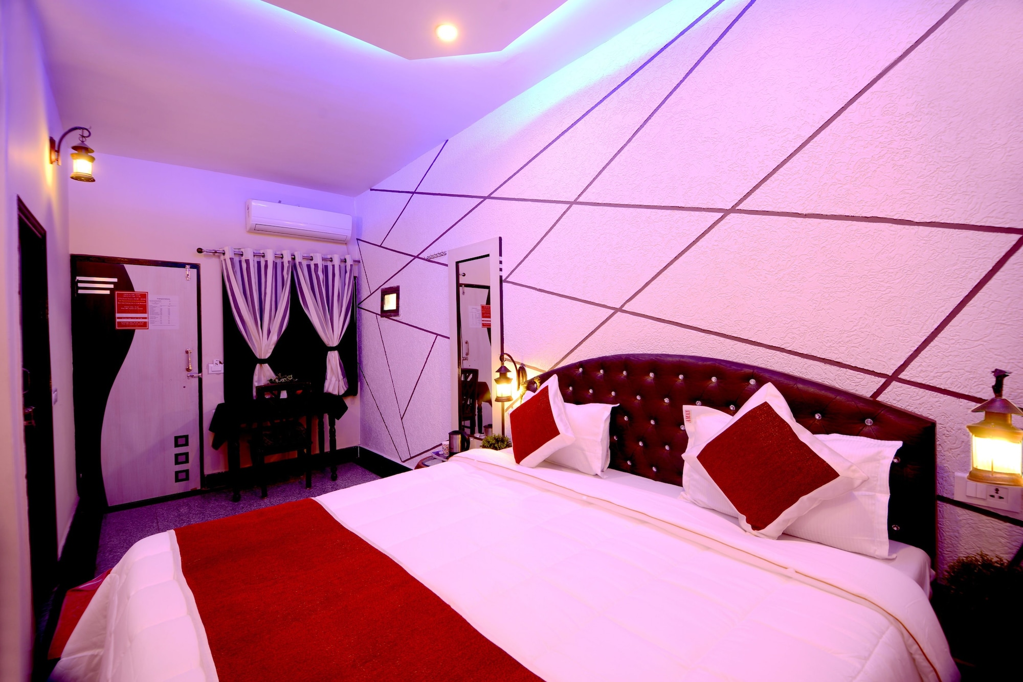 DELUXE, TWIN BEDS
