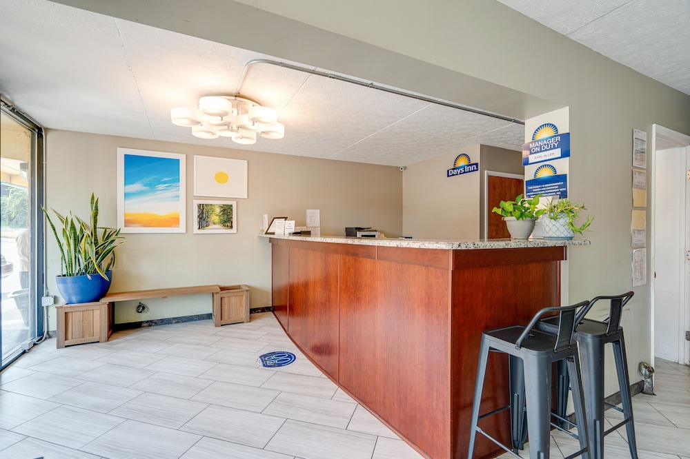 Lobby at Days Inn by Wyndham Nashville Saint Thomas West Hospital, NASHVILLE - TN
