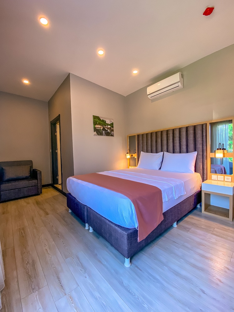 Lopera Deluxe Hotel 11/41