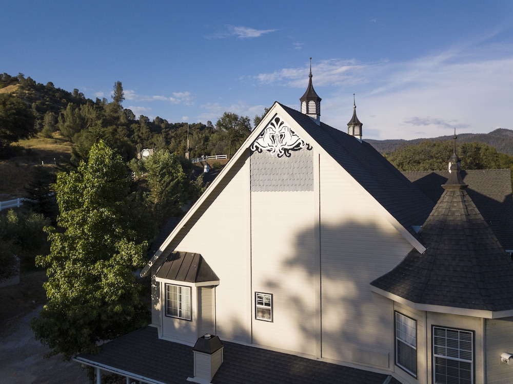 Hounds Tooth Inn 5/50