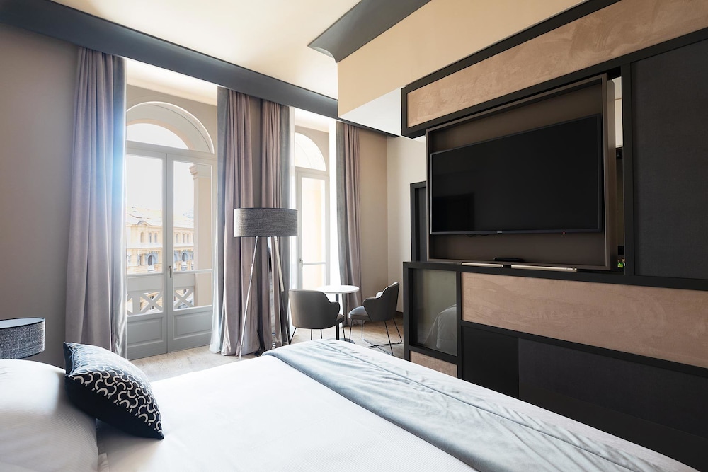 Amadomus Luxury Suites 9/46
