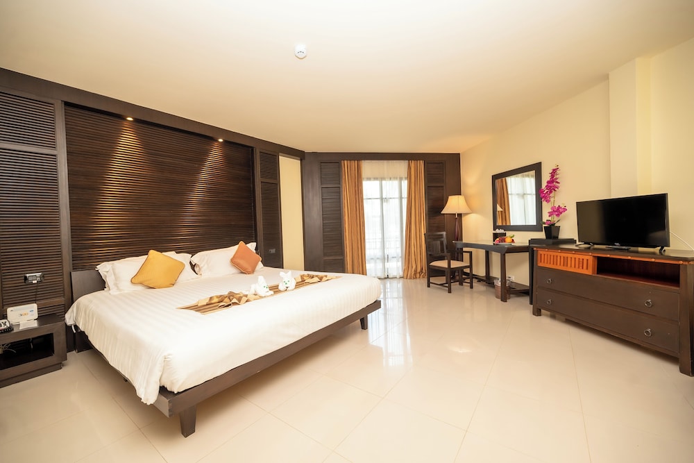 Superior, Twin Beds, Pool Side