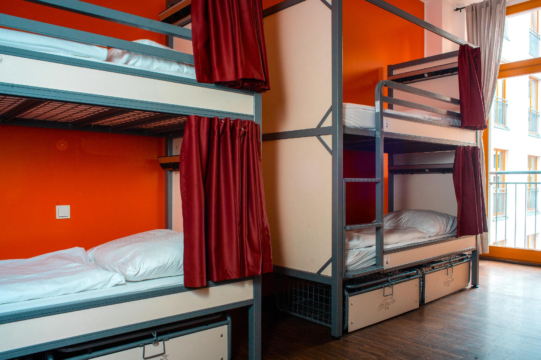 PRIVATE, 6 BEDS, SHARED BATHROOM