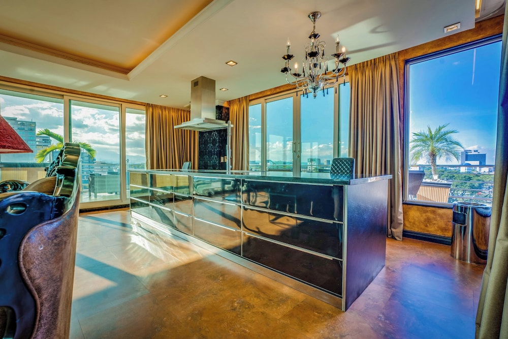 Fields Plaza Suites 36/65