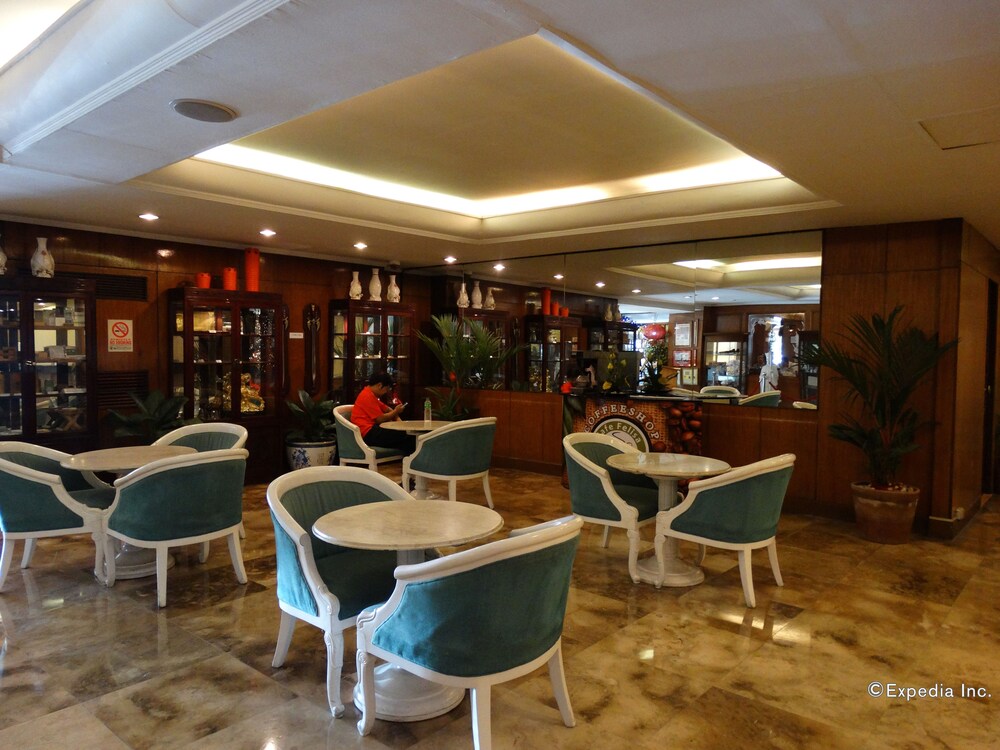 Aloha Hotel 35/48