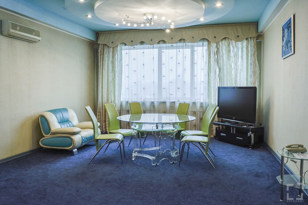 Golden Dragon Hotel 47/75