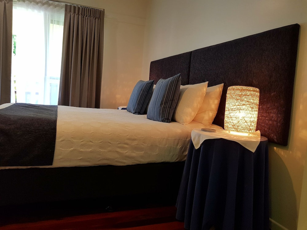 Camelot Boutique Accommodations 18/54