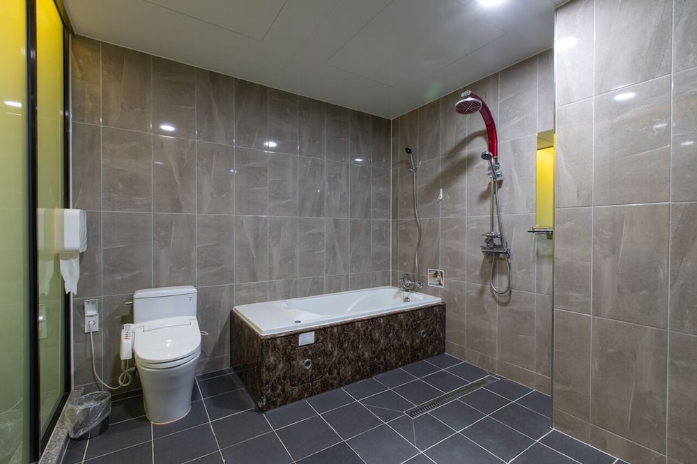 Pentastar Hotel 25/30