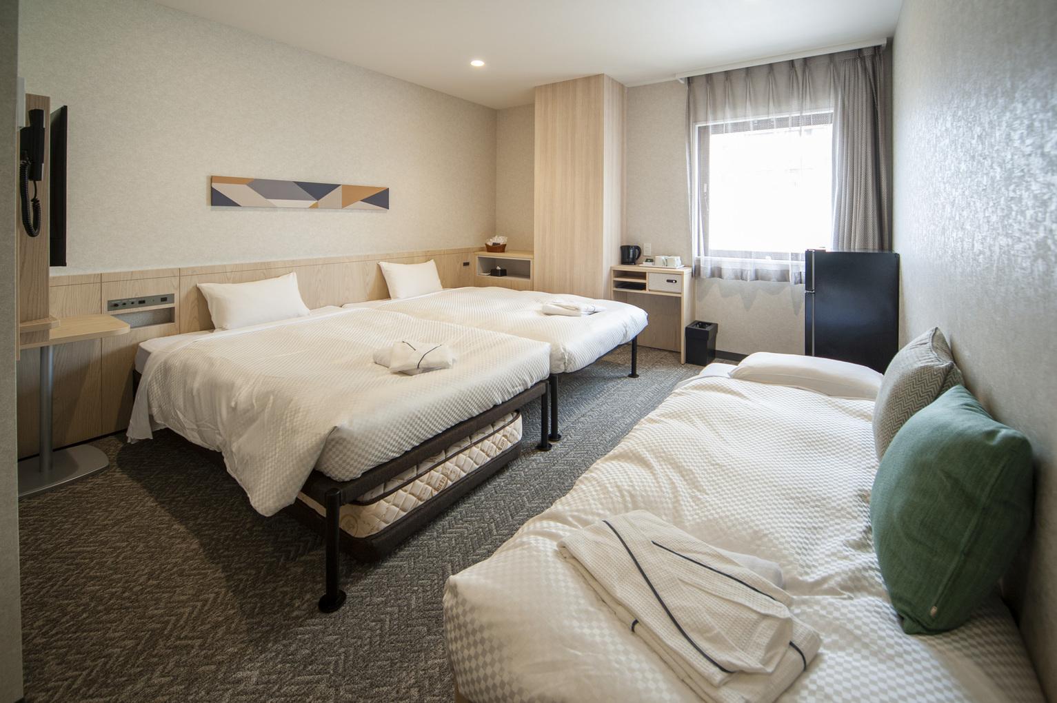 Room, Triple, Twin Beds, Sofa