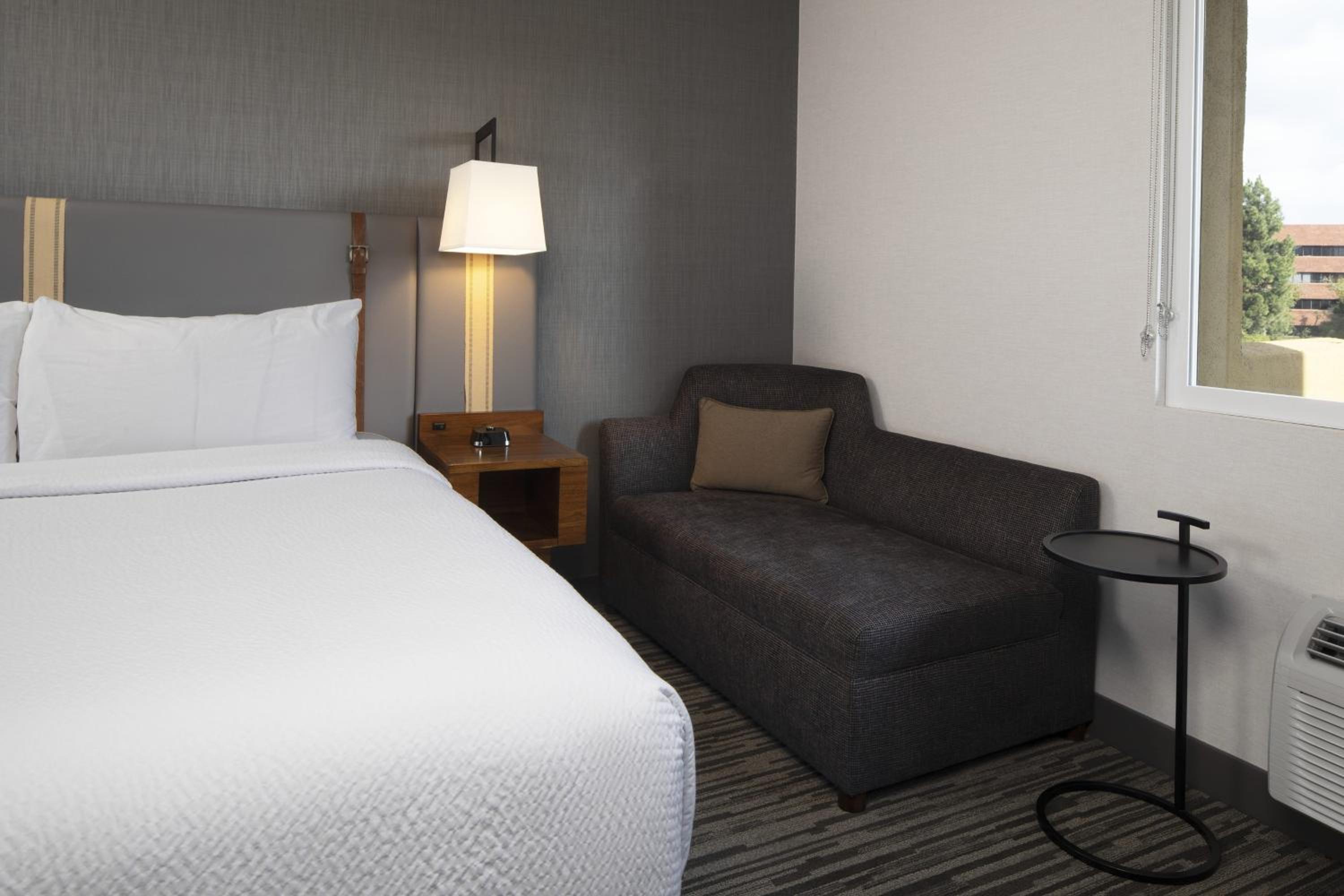 Suite, King Bed, Parlor