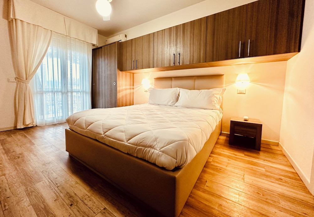 ROOM, DOUBLE BED