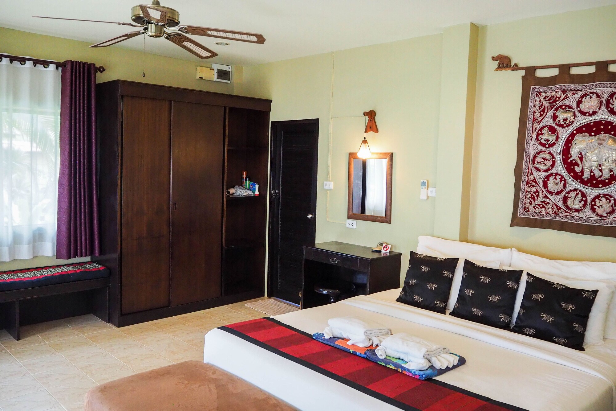 BEACHCOMBER, BUNGALOW
