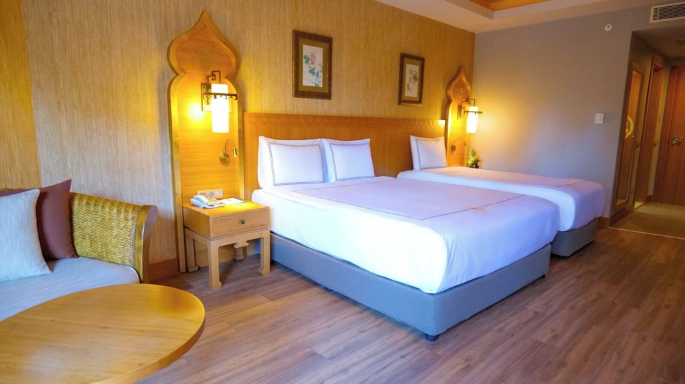 Royal Dragon Hotel 7/50