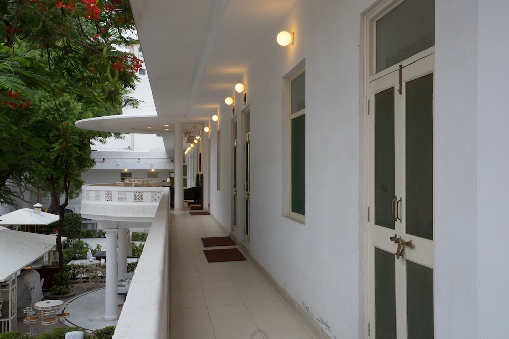 GARDEN HOTEL 42/48