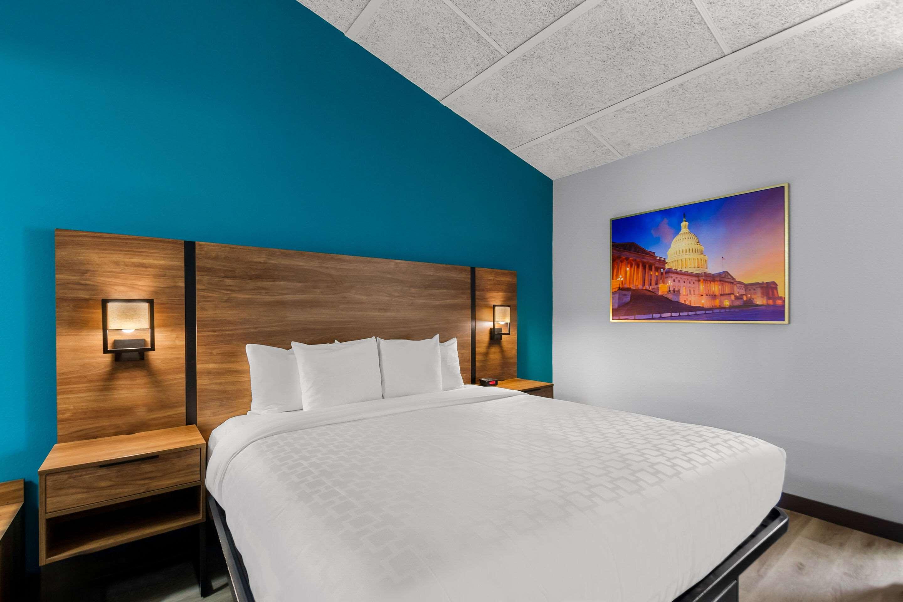 Efficiency, Suite, King Bed