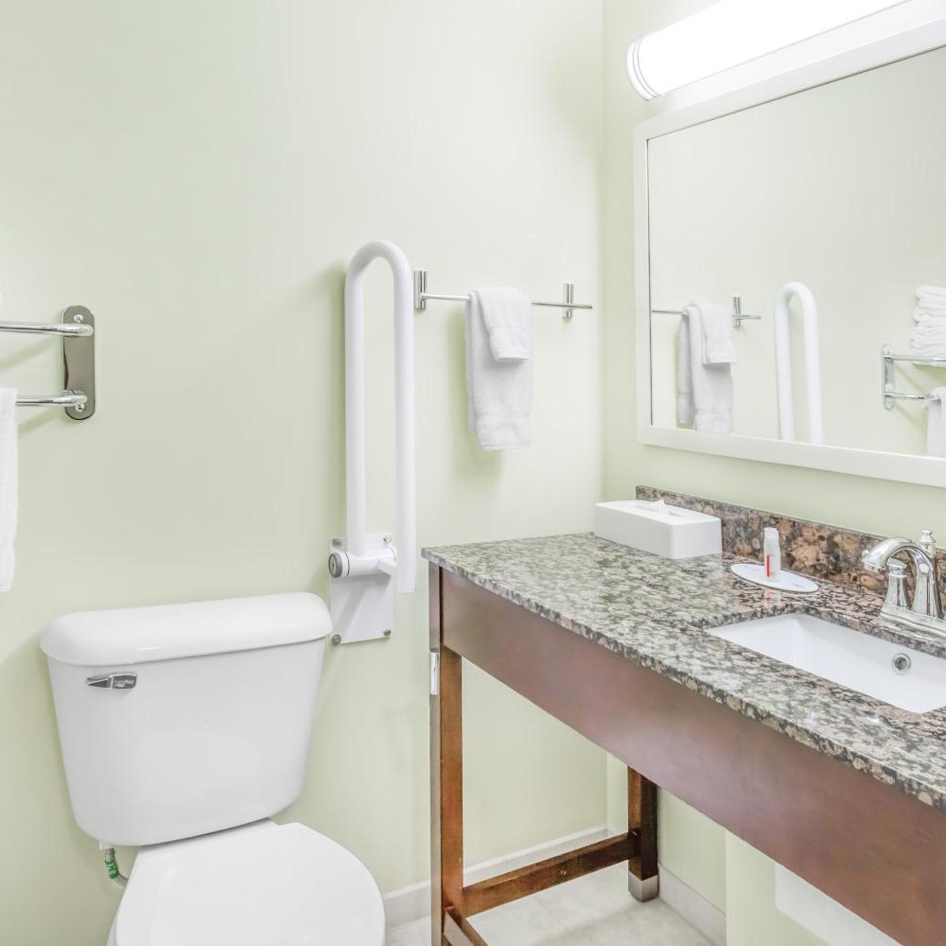 Efficiency, King Bed, Queen Bed, Ground Floor، Ramada by Wyndham Carlyle 3/13