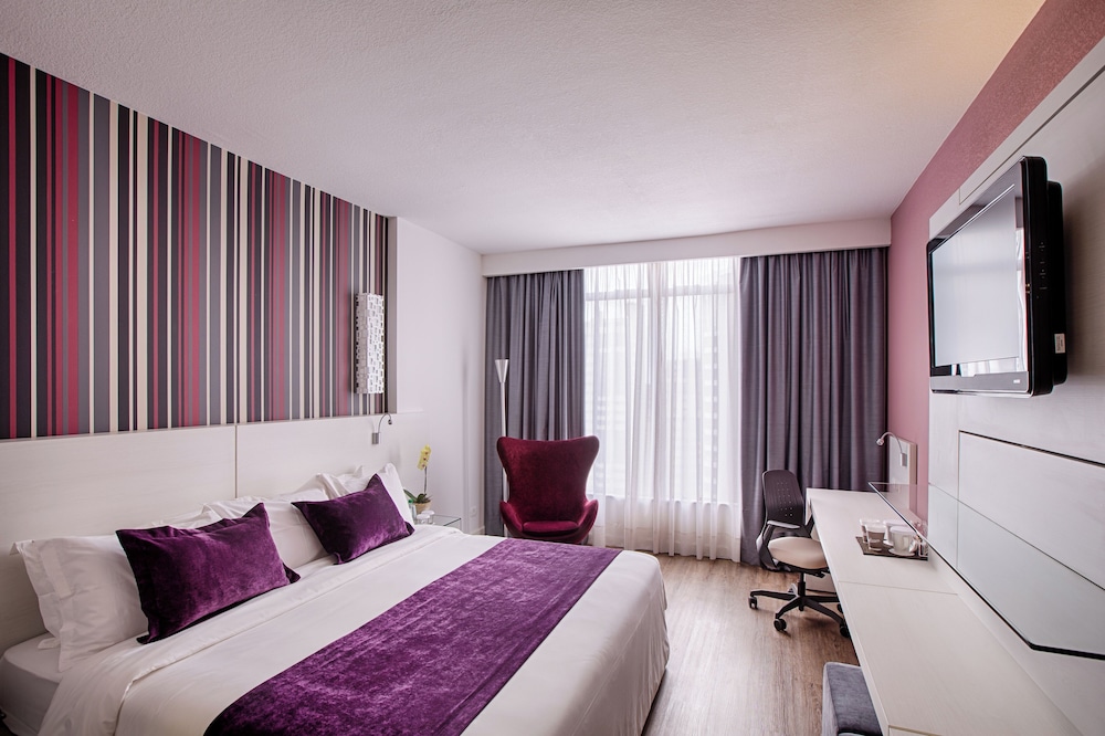 LUXURY, QUEEN BED