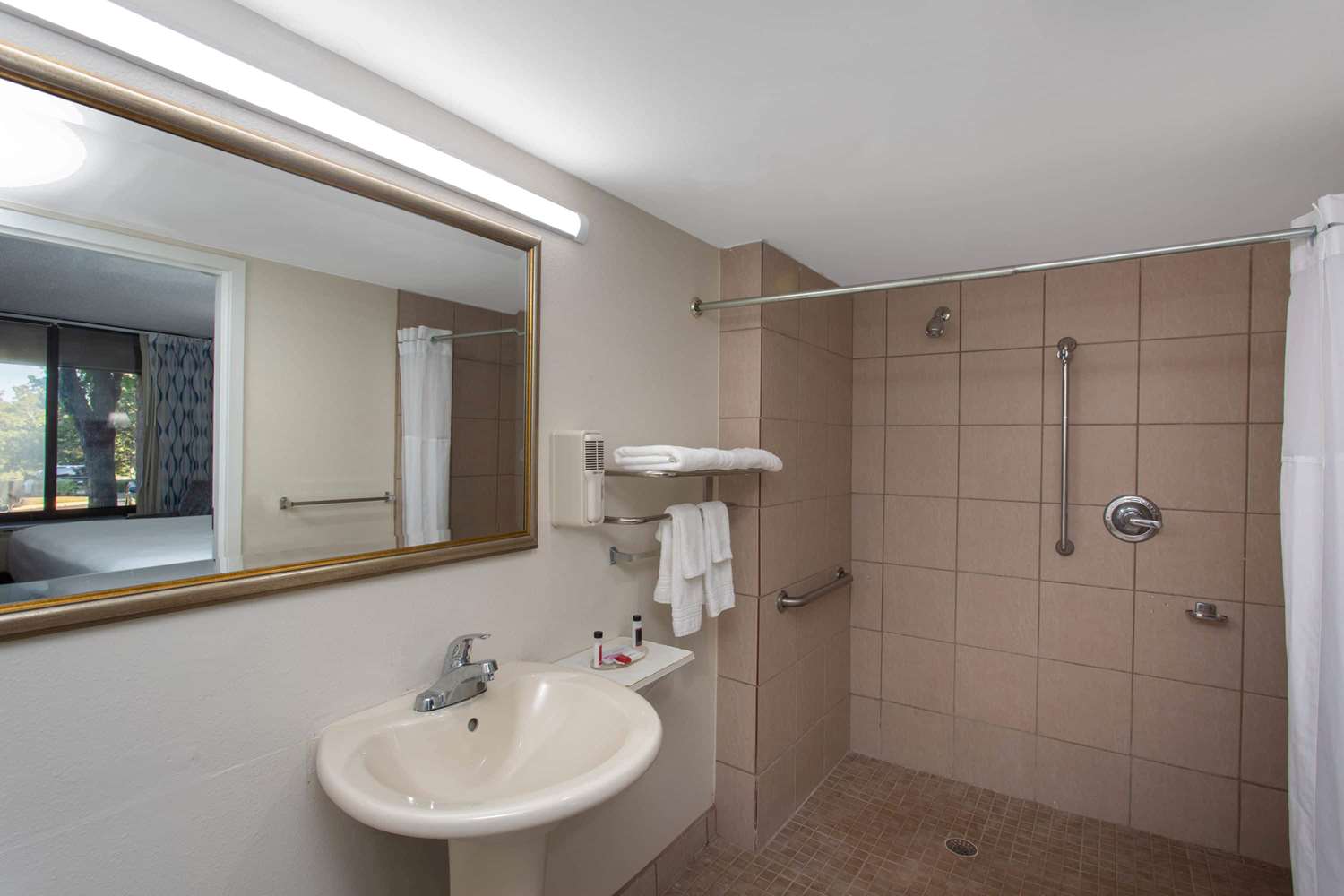 Days Inn Suites Tallahassee Conference Center I 10 Hotel 56/57