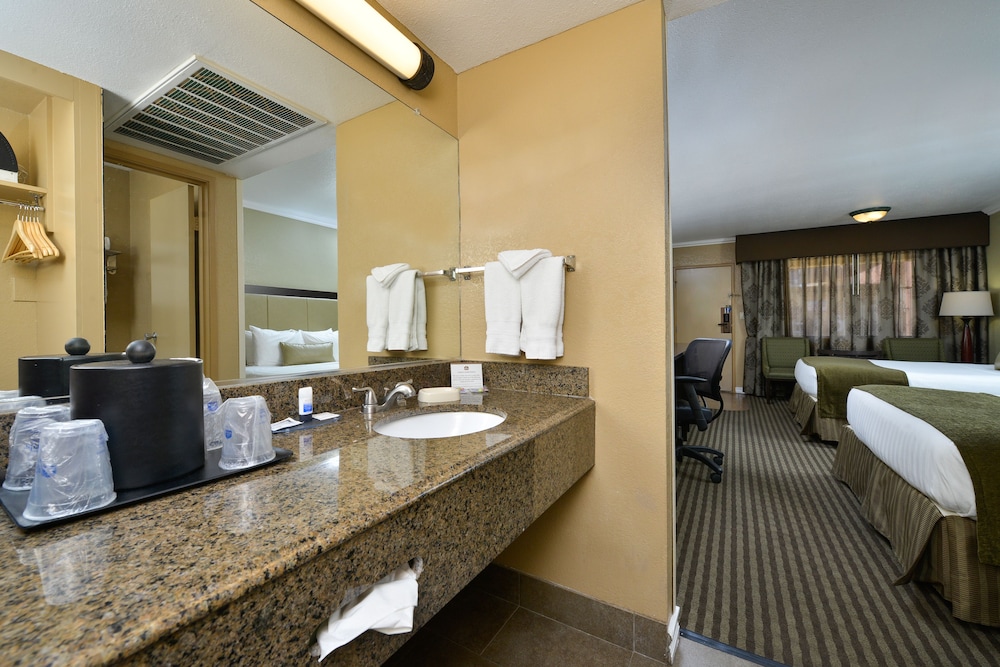 Royal Sun Inn & Suites 14/25