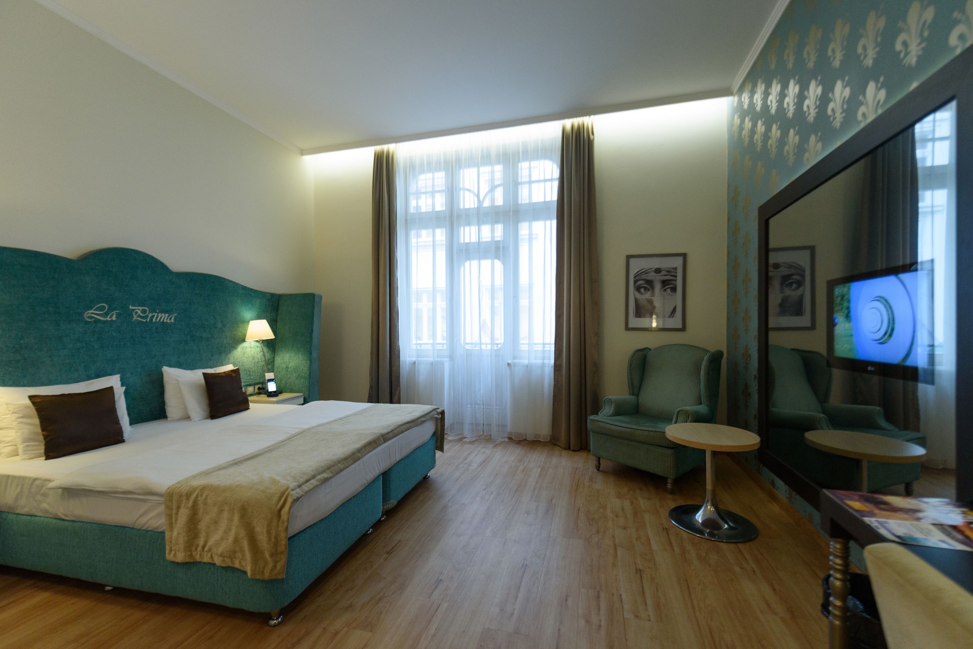 PLUS, DELUXE, DOUBLE BED