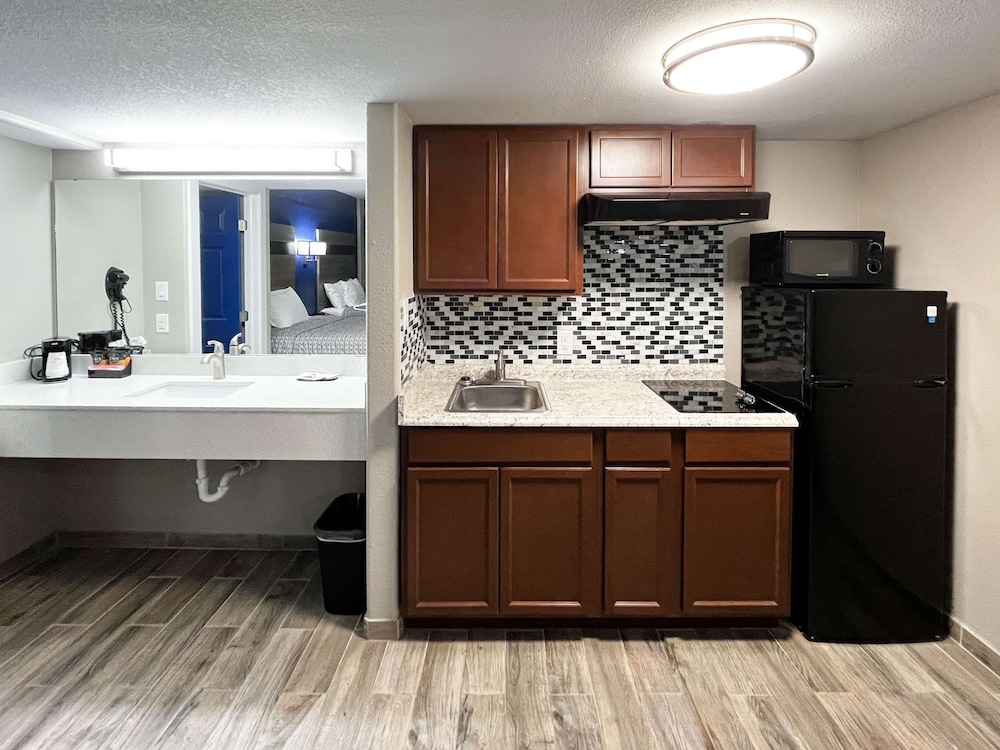 Blue Wave Inn 11/50