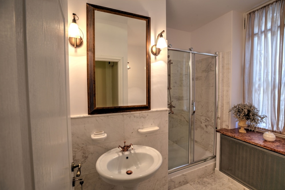 Grand Boutique Hotel 74/77