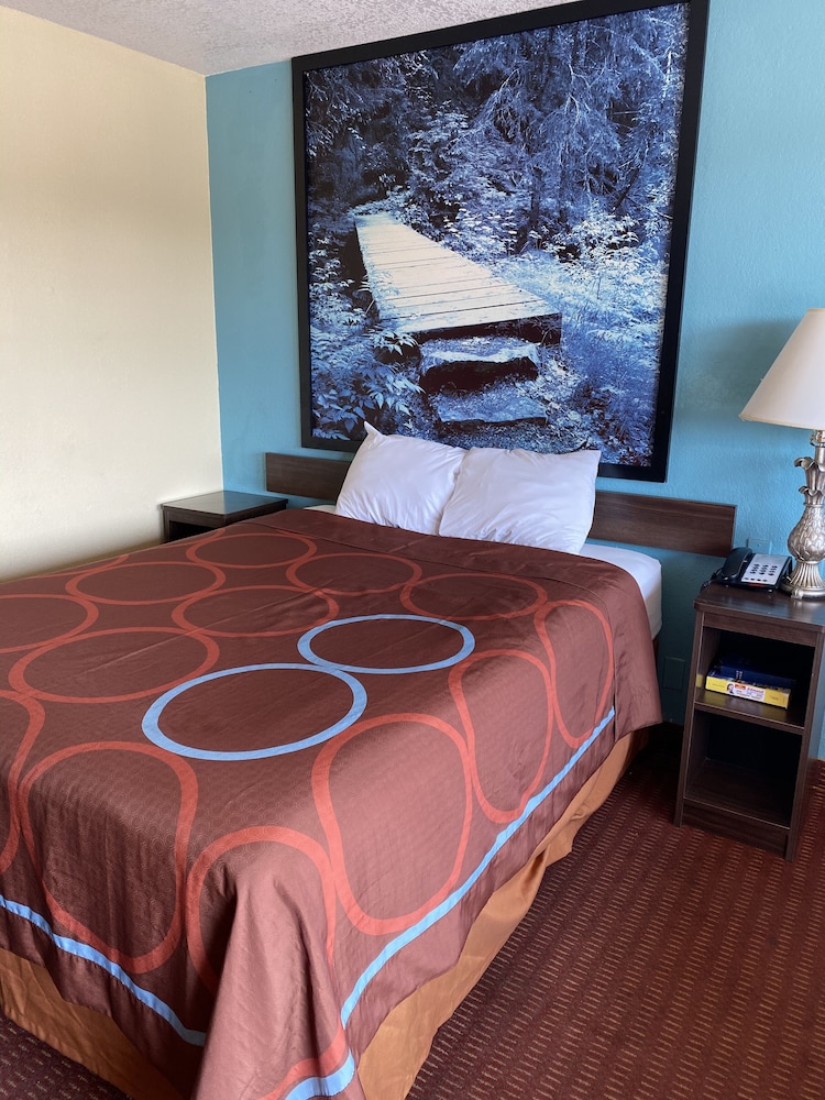 Super 8 by Wyndham Midwest City OK 23/33