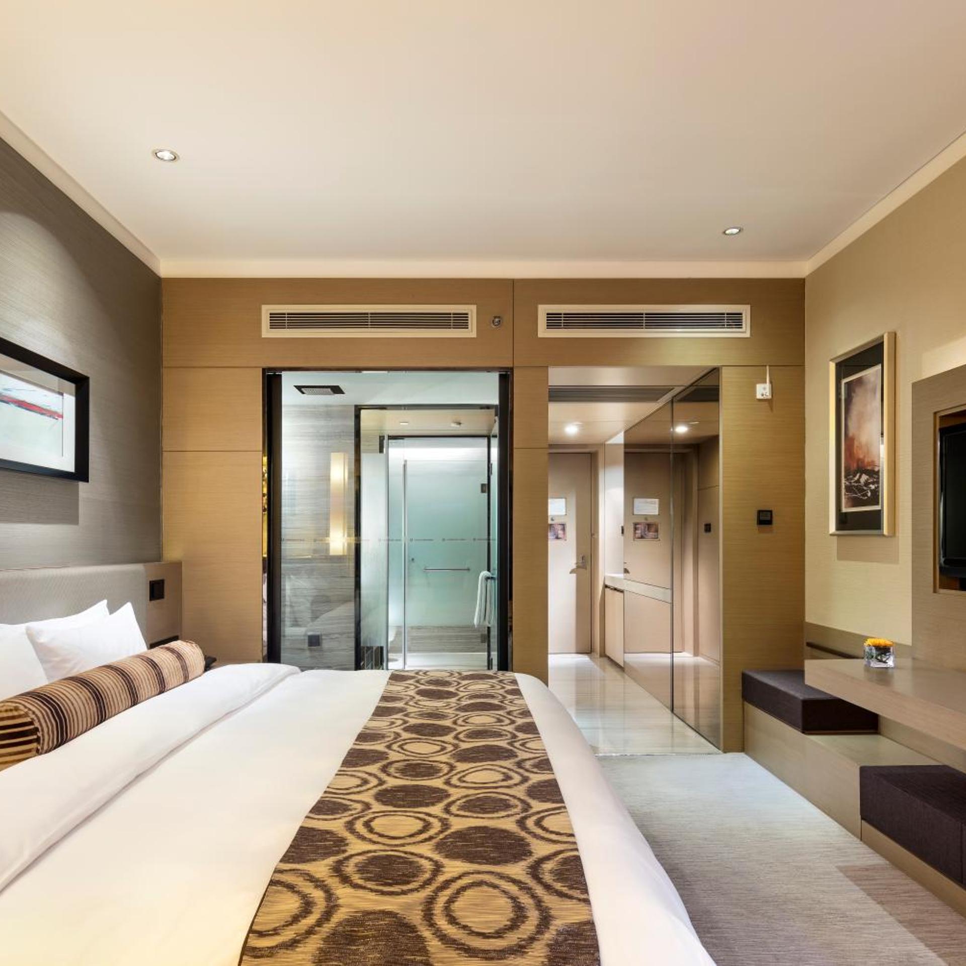 Longchamp Garden Hotel 15/35