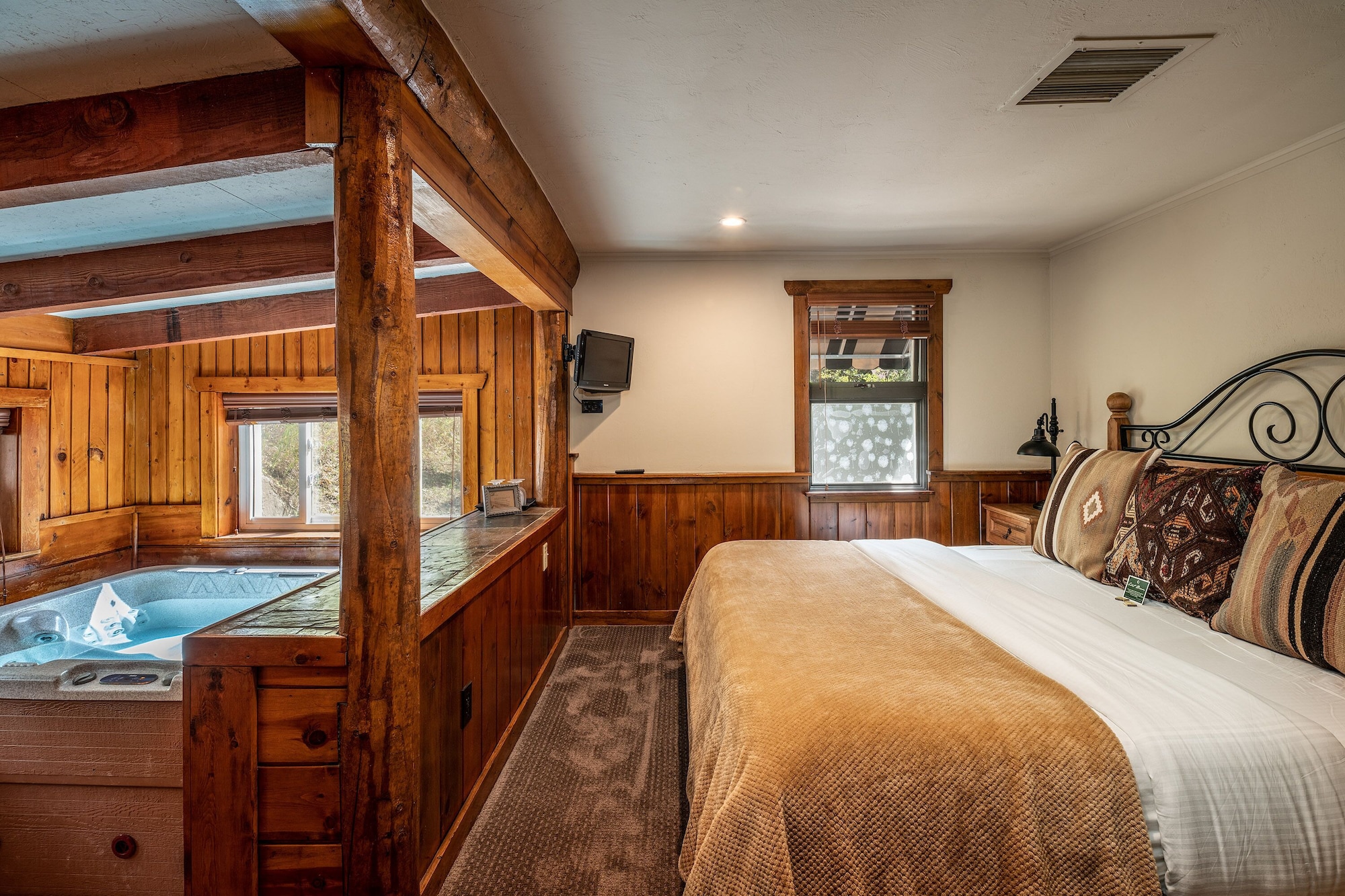 Cottage, 2 King Beds, Pet Friendly, Hill Side